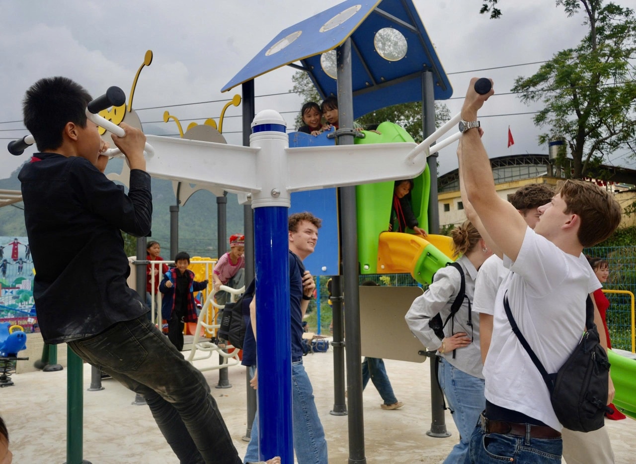 Khánh thành sân chơi cho học sinh cụm trường Thanh Kim, xã Bản Hồ: kết nối tấm lòng nhân ái từ Đan Mạch đến vùng cao Sa Pa 9 571323155 1358626859606709 8245120772391633748 n