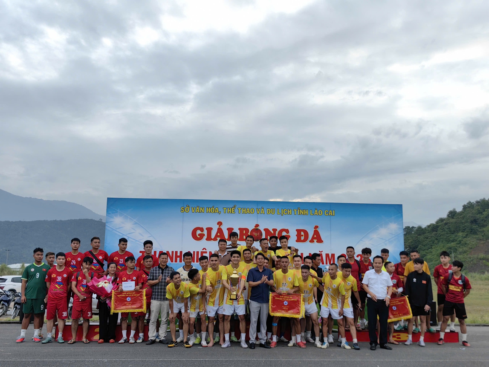 FC Phố Bản vô địch Giải bóng đá thanh niên tỉnh Lào Cai 2025: Sân chơi của tinh thần đoàn kết và khát vọng tuổi trẻ 2 571339721 797592416579469 1978339328699598129 n