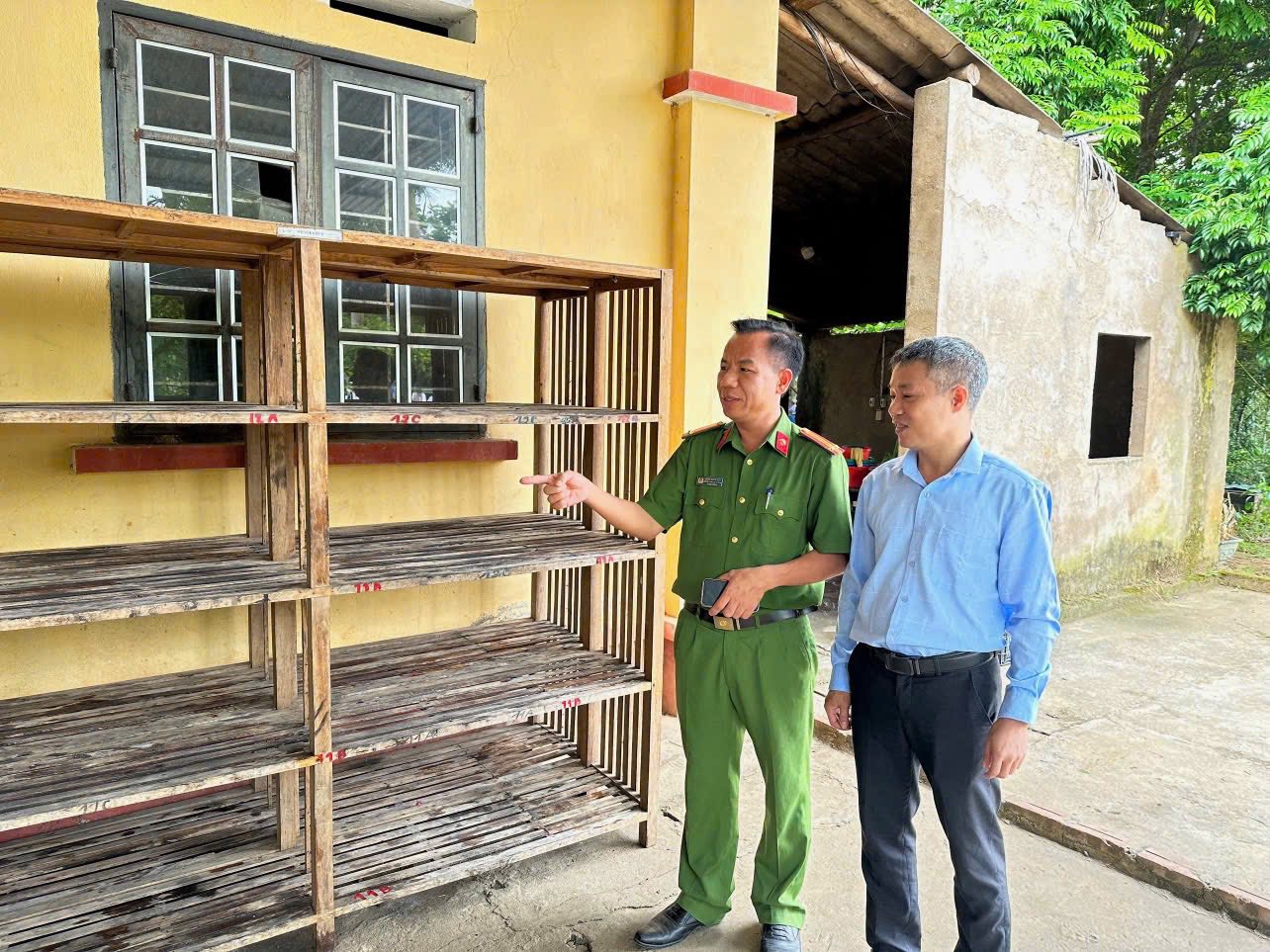 Ấm lòng học sinh nội trú Văn Bàn: Công an xã hỗ trợ 30 triệu đồng nâng cấp bếp ăn tập thể 2 571387245 795008973365813 7339028987684678604 n