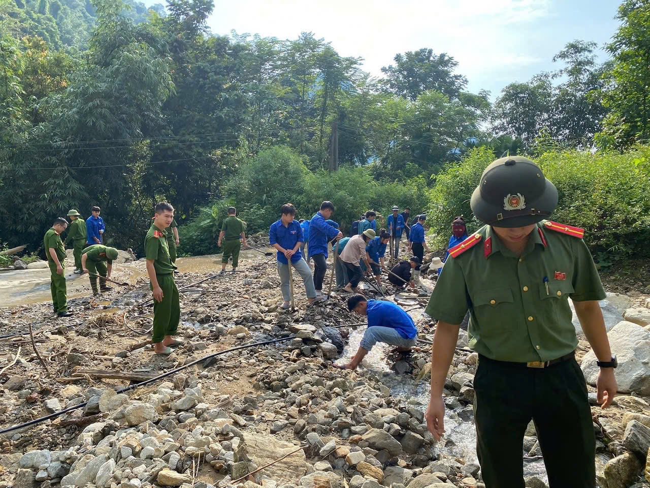 Tuổi trẻ Lào Cai đồng loạt ra quân “Ngày Chủ nhật xanh” lần thứ VII: Lan tỏa nếp sống văn minh, xây dựng quê hương sáng – xanh – sạch – đẹp 5 571436635 1133512208972981 2340887694667454828 n