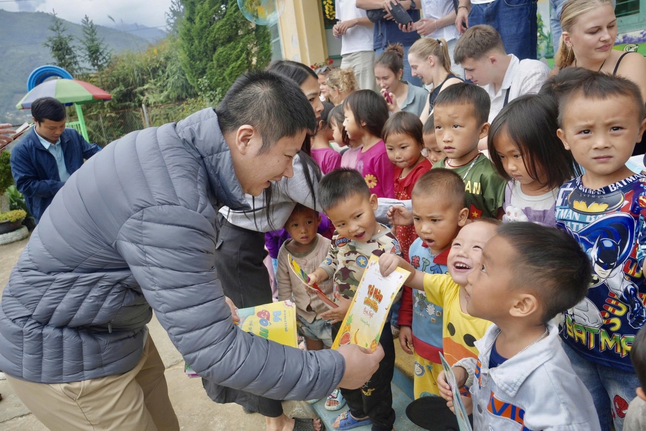 Khánh thành sân chơi cho học sinh cụm trường Thanh Kim, xã Bản Hồ: kết nối tấm lòng nhân ái từ Đan Mạch đến vùng cao Sa Pa 5 571481555 1358627819606613 6599344563067665678 n