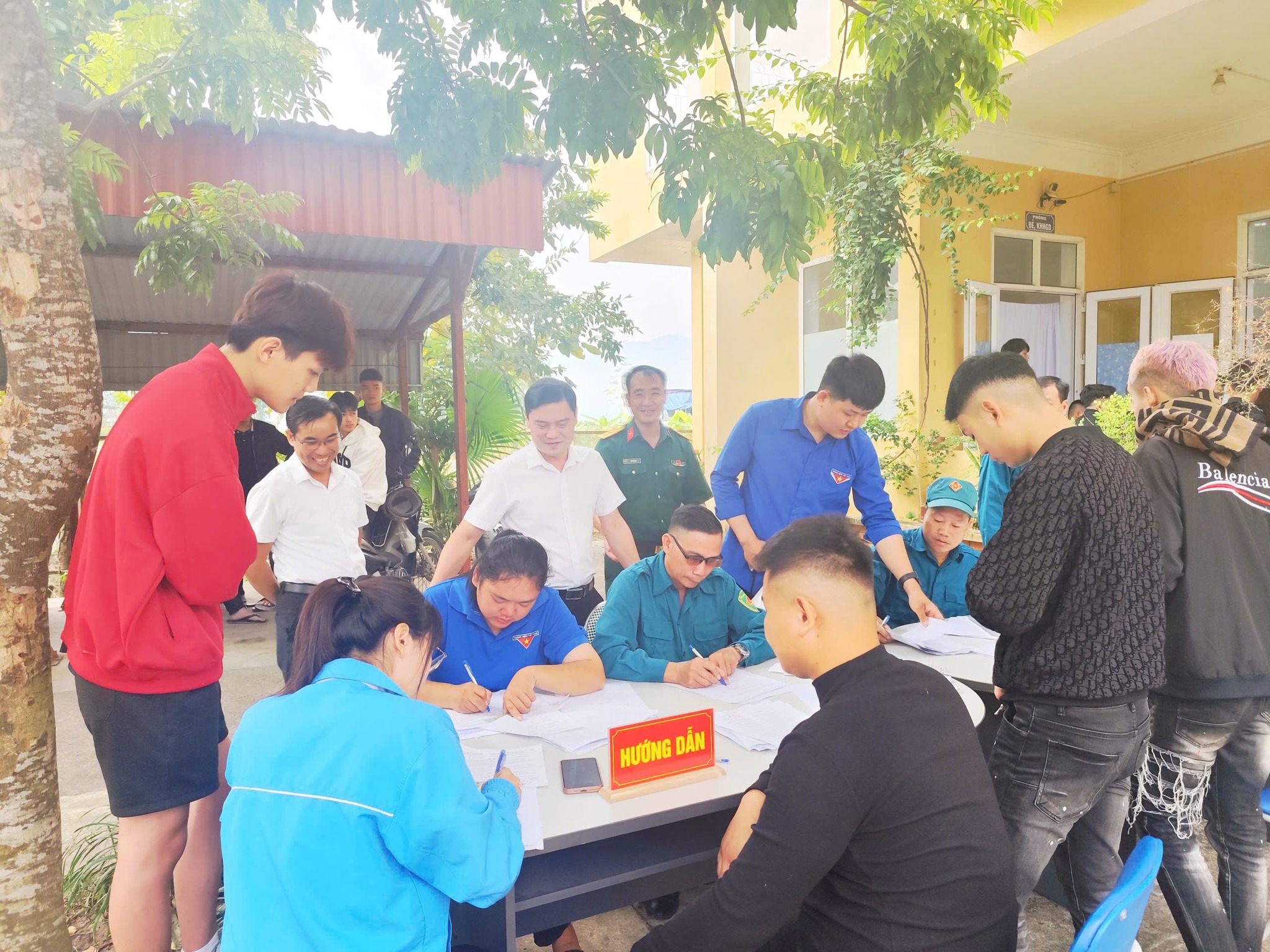 Thanh niên phường Nghĩa Lộ hăng hái tham gia khám tuyển nghĩa vụ quân sự năm 2026 1 571649072 771690452566301 7836965769682384893 n