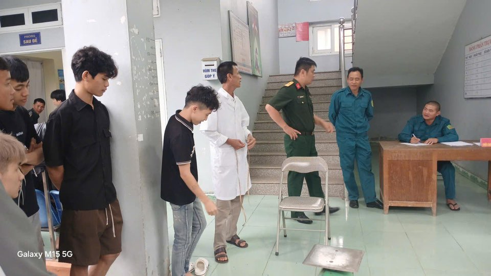 Hơn 450 thanh niên phường Trung Tâm tham gia khám sơ tuyển nghĩa vụ quân sự năm 2025 8 571795434 770052236063456 8790404814078201616 n
