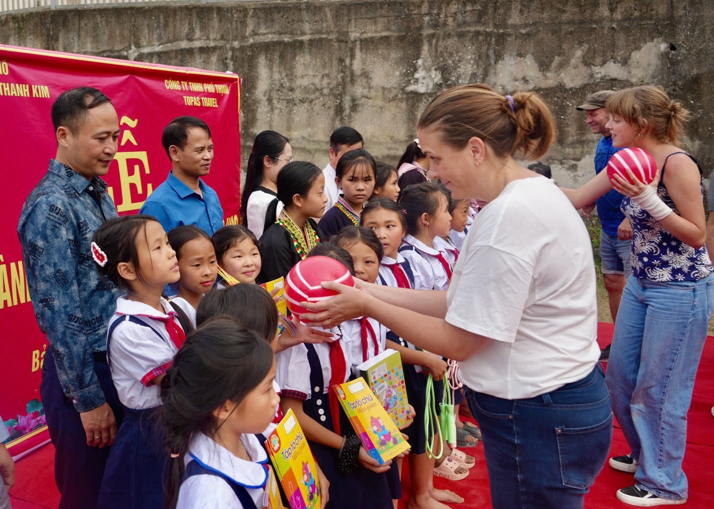 Khánh thành sân chơi cho học sinh cụm trường Thanh Kim, xã Bản Hồ: kết nối tấm lòng nhân ái từ Đan Mạch đến vùng cao Sa Pa 7 572107885 1358627679606627 7028618382499973039 n