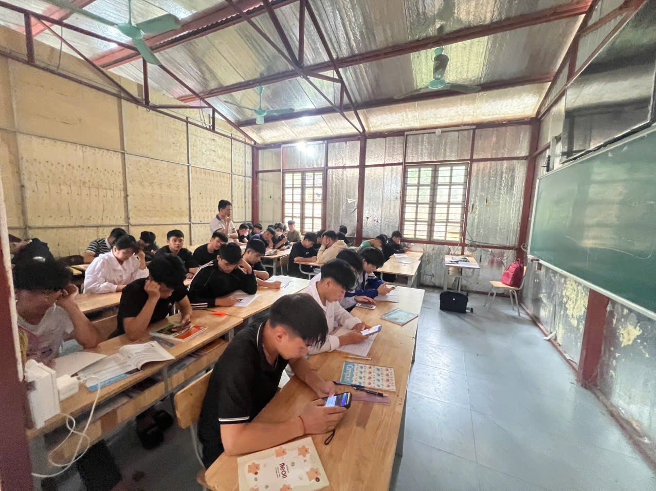 Ấm lòng học sinh nội trú Văn Bàn: Công an xã hỗ trợ 30 triệu đồng nâng cấp bếp ăn tập thể 6 572220563 795009036699140 1425854439935312876 n