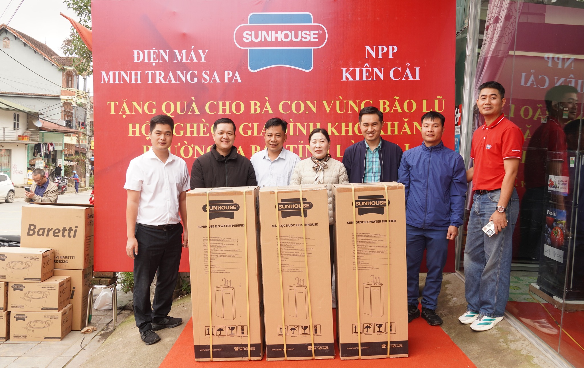 Doanh nghiệp chung tay vì cộng đồng: Trao quà hỗ trợ các hộ dân bị ảnh hưởng bão tại Sa Pa 3 572444125 1356830459786349 4962348943423888026 n
