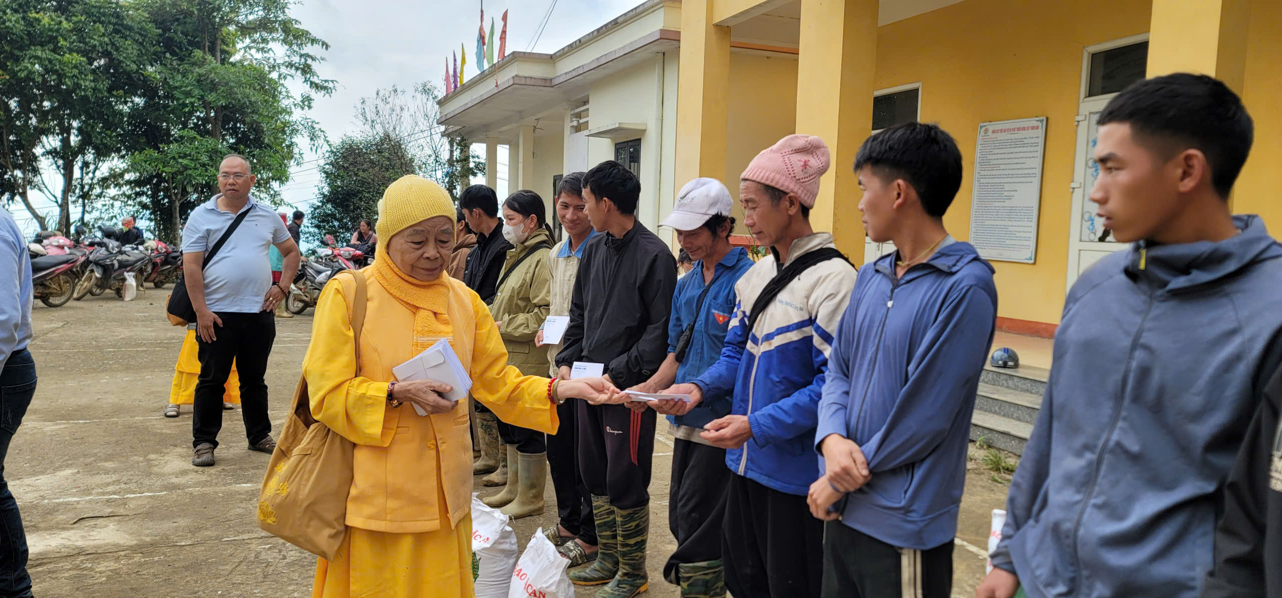 Nghĩa tình từ phương Nam đến với bà con Sơn Lương sau bão số 10 1 572793643 1341084217808714 5121189861071983688 n