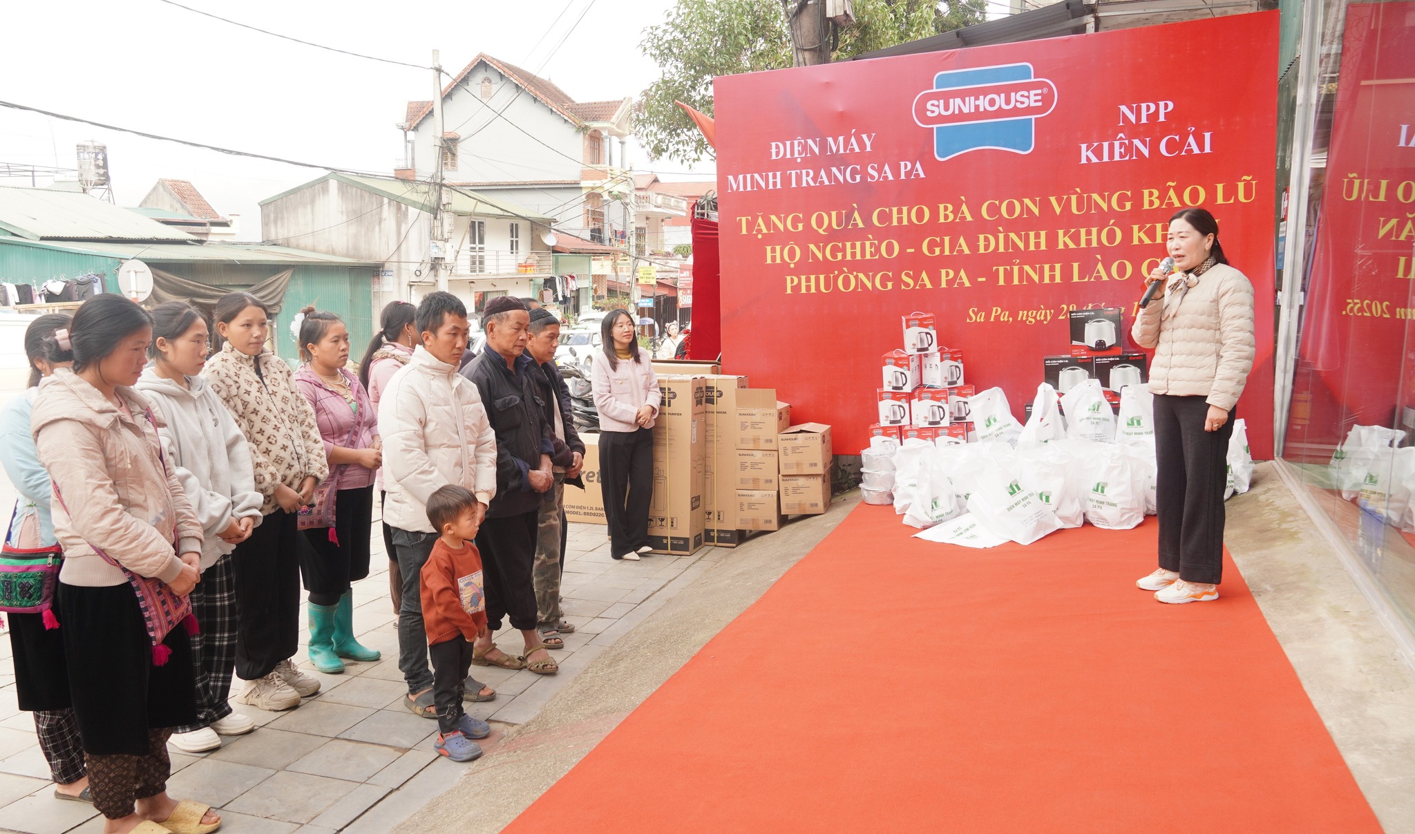 Doanh nghiệp chung tay vì cộng đồng: Trao quà hỗ trợ các hộ dân bị ảnh hưởng bão tại Sa Pa 1 572979715 1356830256453036 5370364853208565220 n