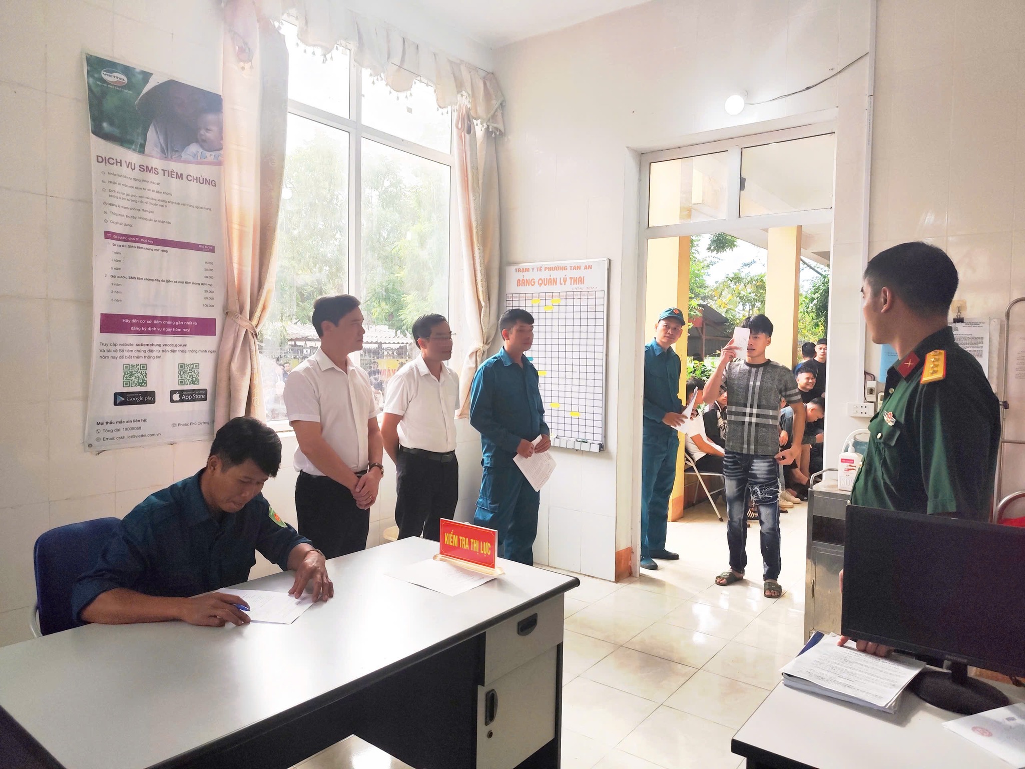 Thanh niên phường Nghĩa Lộ hăng hái tham gia khám tuyển nghĩa vụ quân sự năm 2026 2 573290171 771690455899634 6521652078105380777 n