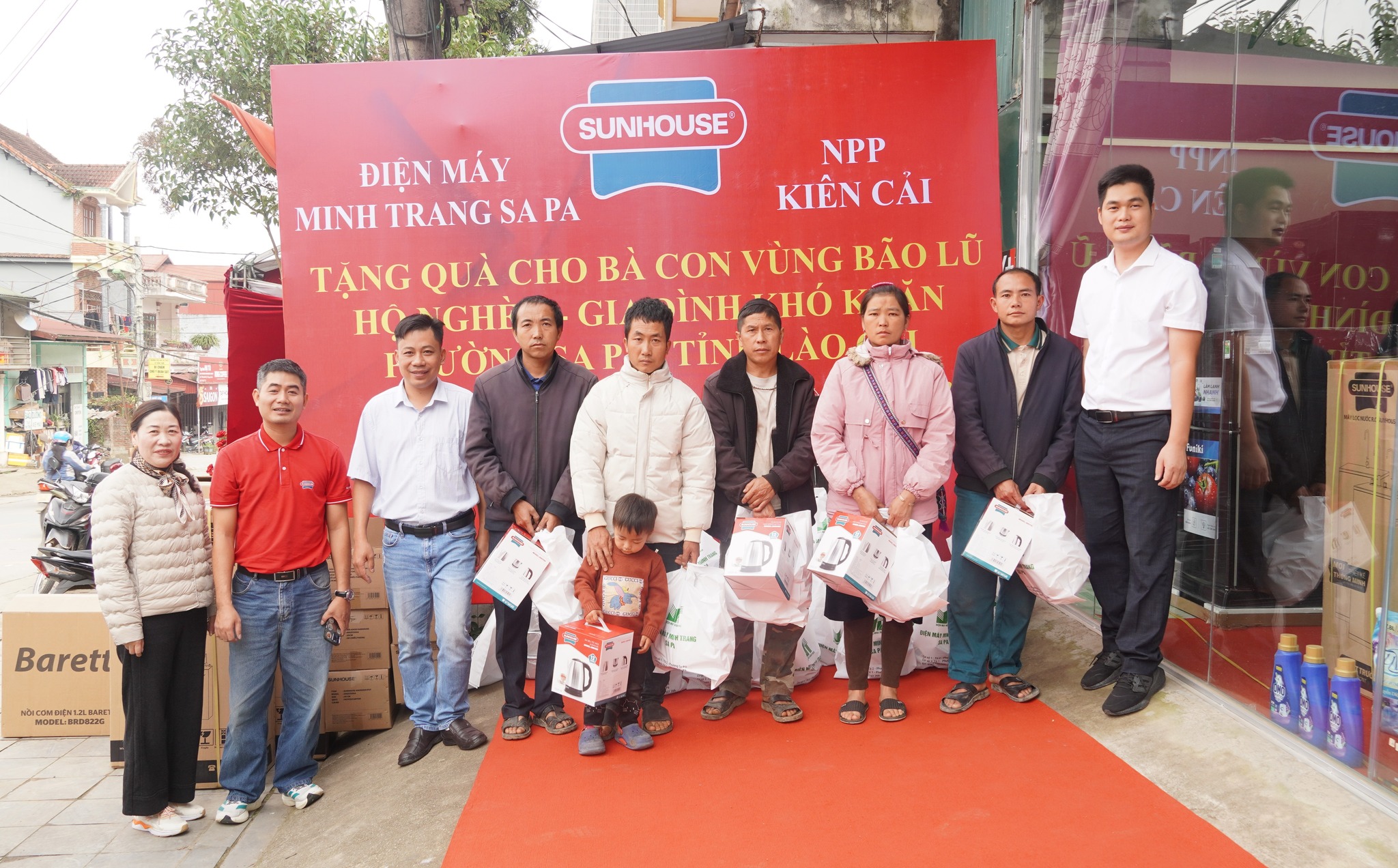 Doanh nghiệp chung tay vì cộng đồng: Trao quà hỗ trợ các hộ dân bị ảnh hưởng bão tại Sa Pa 2 573522611 1356830246453037 7857298284808620079 n