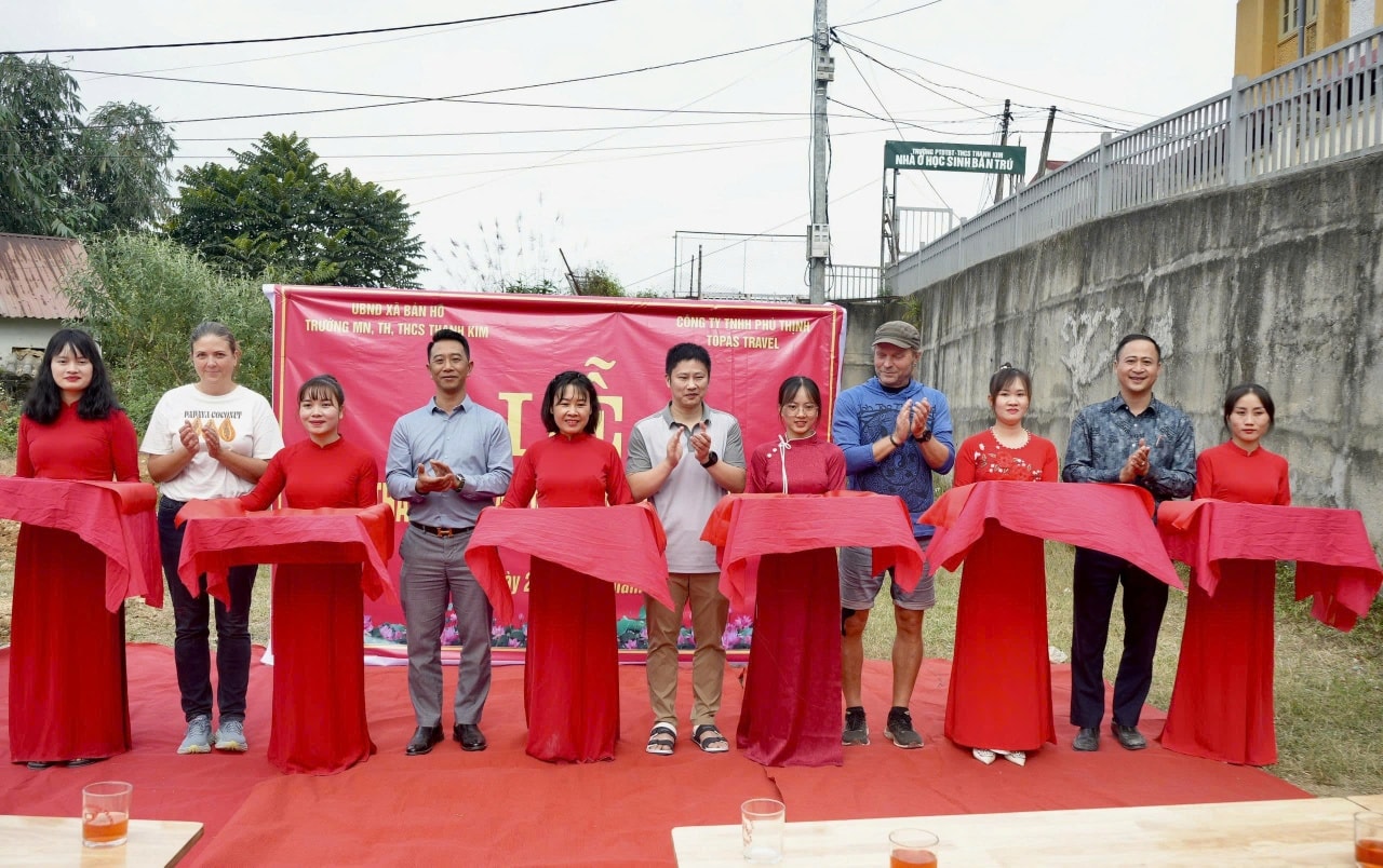 Khánh thành sân chơi cho học sinh cụm trường Thanh Kim, xã Bản Hồ: kết nối tấm lòng nhân ái từ Đan Mạch đến vùng cao Sa Pa 2 573852513 1358626686273393 7020988726927105085 n