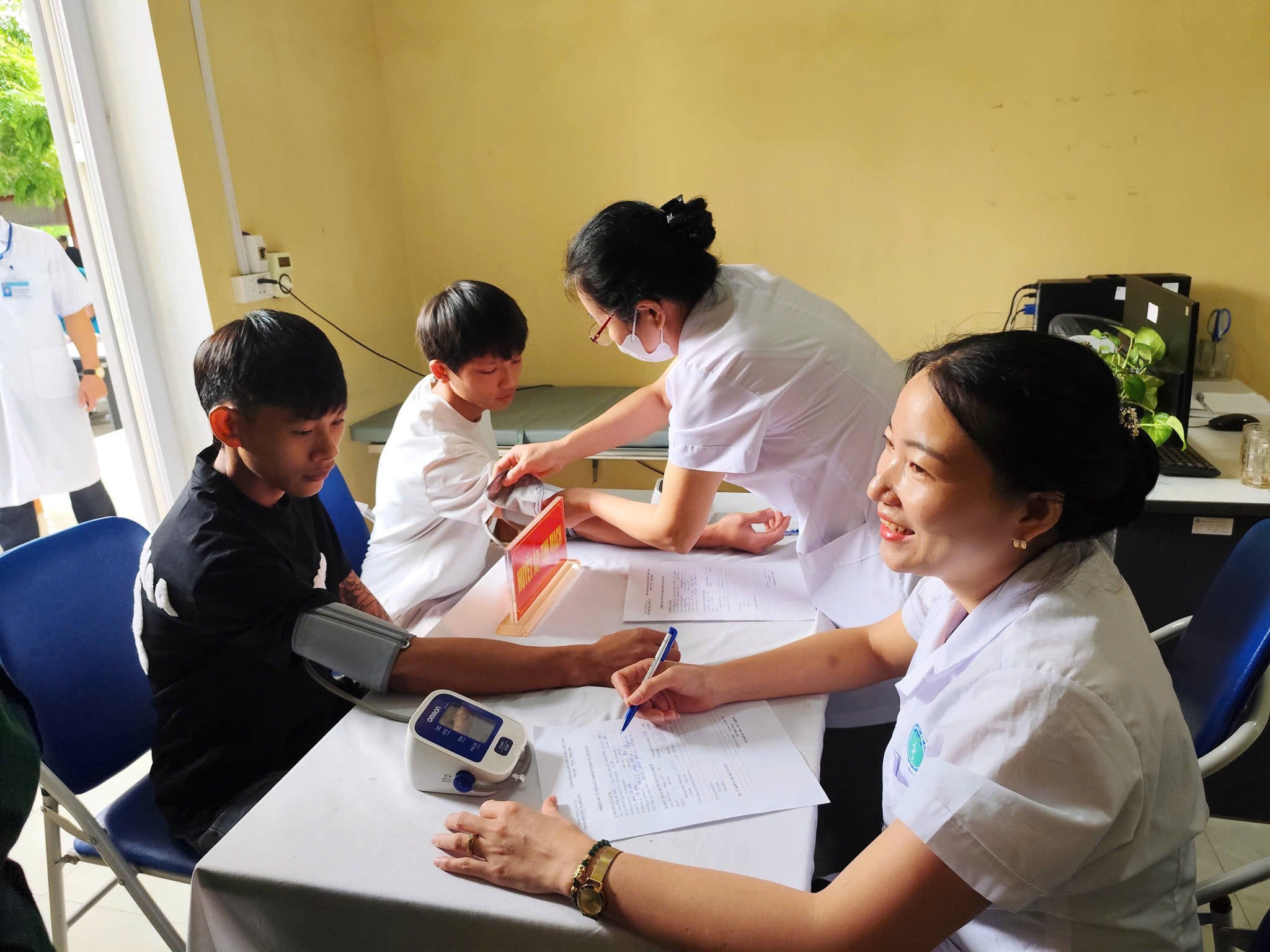 Thanh niên phường Nghĩa Lộ hăng hái tham gia khám tuyển nghĩa vụ quân sự năm 2026 9 574398075 771690765899603 3228742926666586891 n