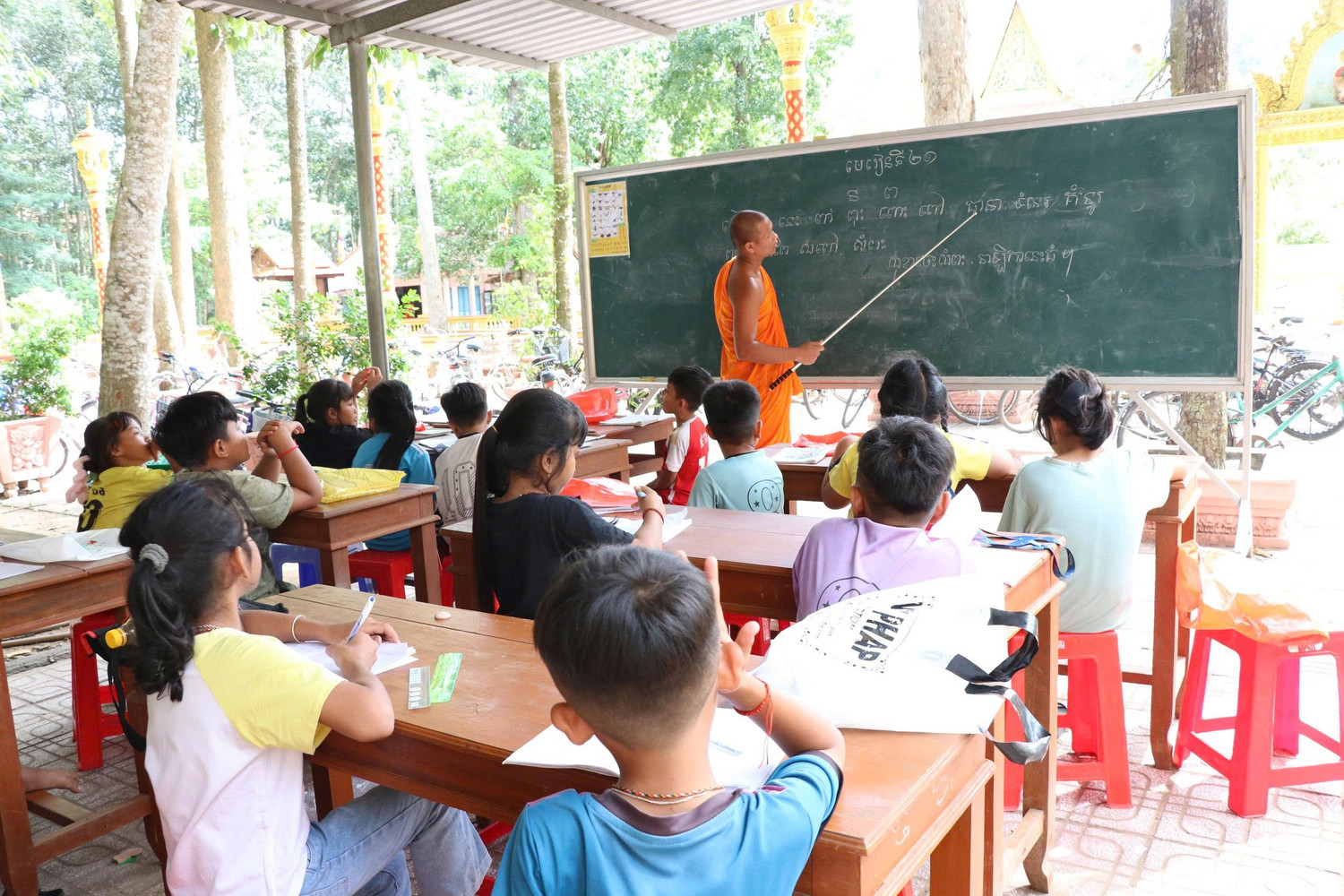 Ngoài chữ viết, các em còn được học đạo lý, lịch sử, nghi lễ truyền thống của dân tộc Khmer. z7152233989053-b73b193bf814abc12c9c8755234c8698.jpg