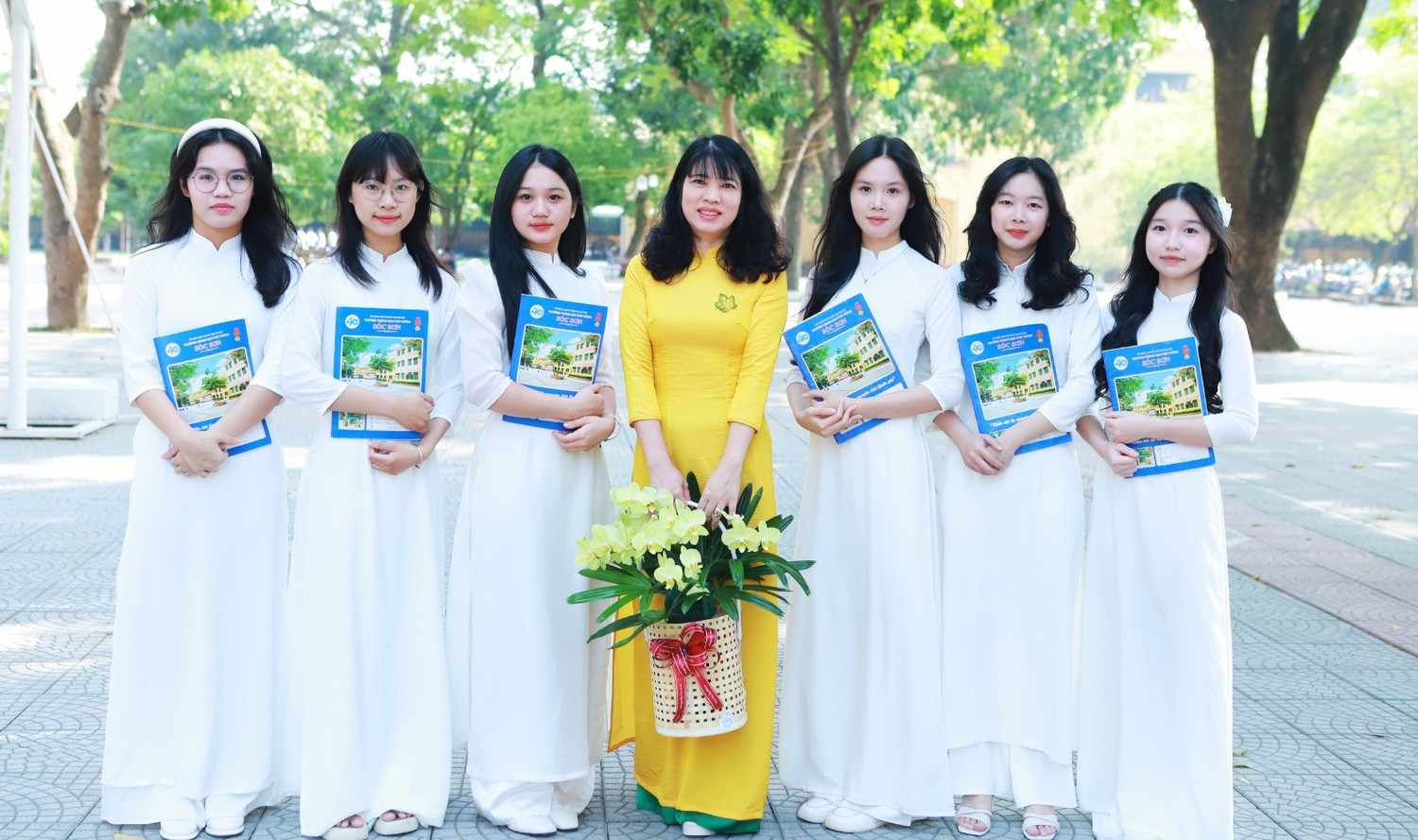 Cô, trò Trường THPT Sóc Sơn (Hà Nội). Ảnh minh họa: Đình Tuệ hieu-truong-co-the-tuyen-dung-giao-vien1.jpg