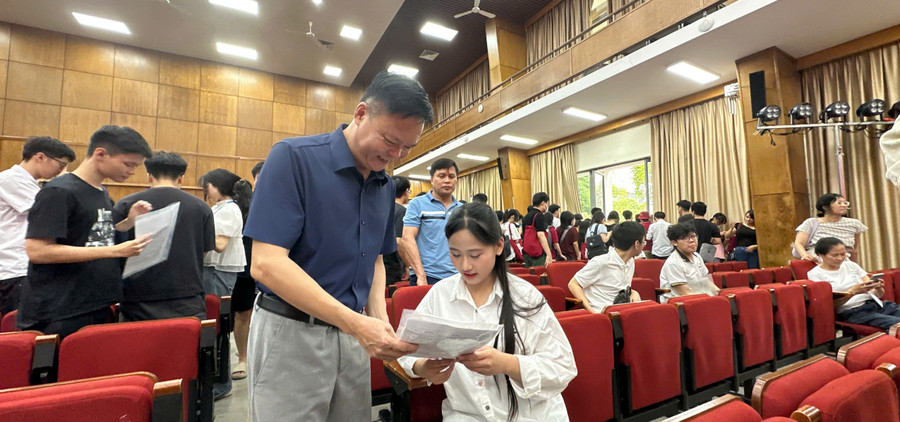 PGS.TS Nguyễn Phong Điền – Phó Giám đốc Đại học Bách khoa Hà Nội trao đổi cùng thí sinh xét tuyển tài năng năm 2025. Ảnh Ngô Chuyên.