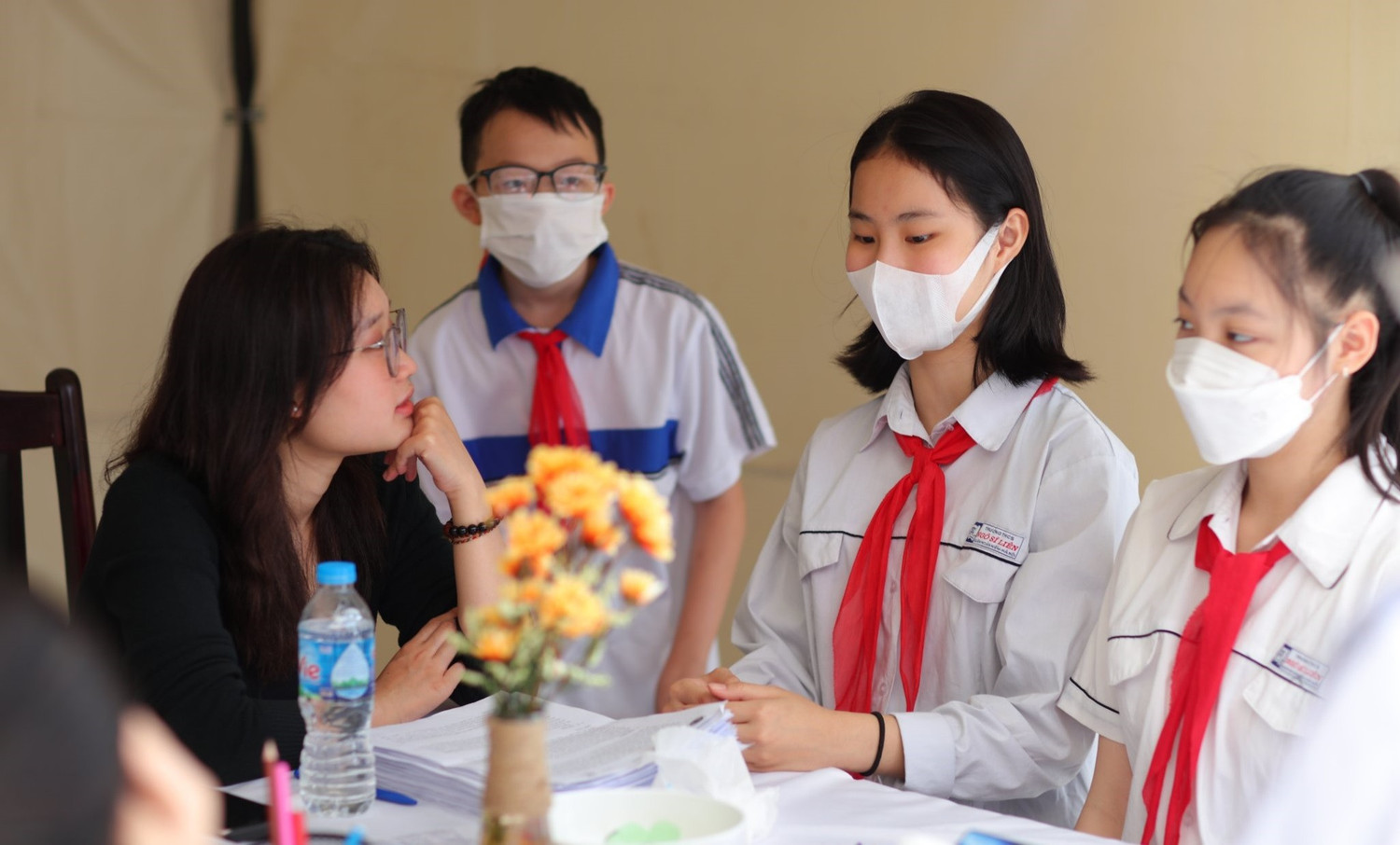 Cô, trò Trường THCS Ngô Sĩ Liên trong phòng tư vấn tâm lý. Ảnh: LC tu-van-tam-ly-hoc-duong-2.jpg