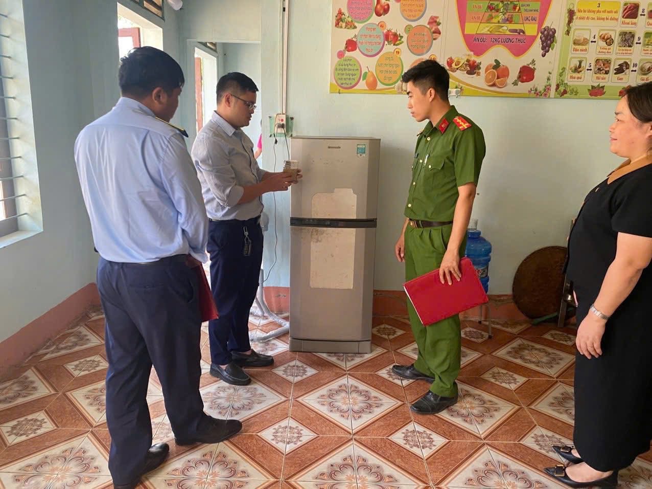 Văn Bàn: Kiểm tra đột xuất an toàn thực phẩm tại 4 trường học, quyết tâm bảo vệ sức khỏe học sinh 5 7CED5B6B E527 4367 96CD 767F62DECA13