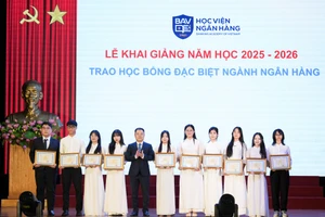 8c294241ddd640378e8449e468b8a25c ngan hang 1.jpg