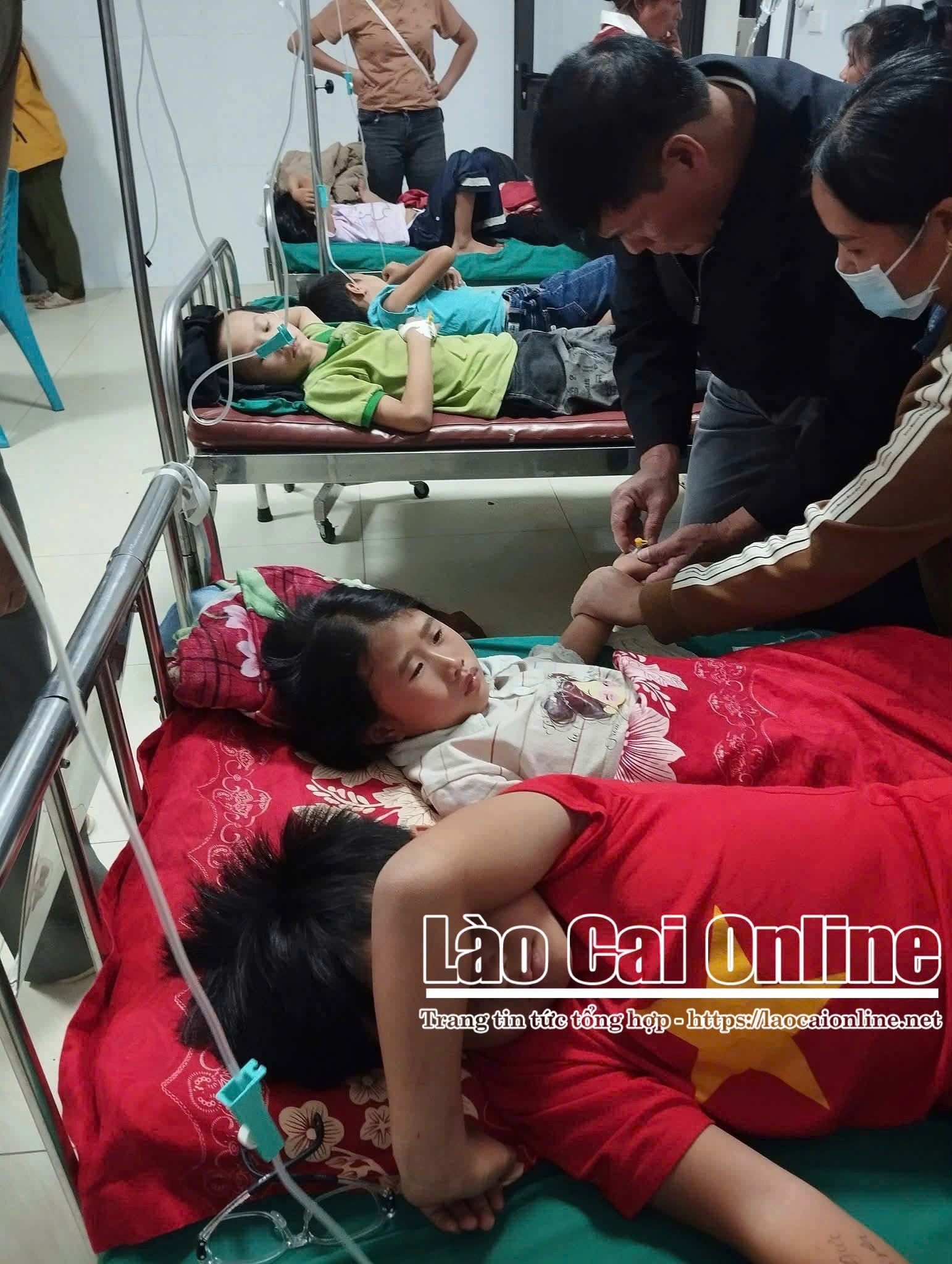 Hơn 35 học sinh Bản Hồ buồn nôn, đau bụng phải nhập viện 1 Các cháu nằm điều trị tại Phòng Khám Đa Khoa Khu Vực Thanh Phú . Ảnh Du Kỷ