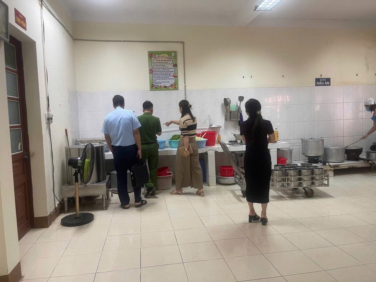 Văn Bàn: Kiểm tra đột xuất an toàn thực phẩm tại 4 trường học, quyết tâm bảo vệ sức khỏe học sinh 2 95B669DC 0B51 402D A1E0 75CA1CEE37D5