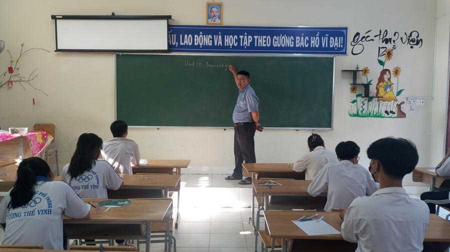 Trường học thu hẹp khoảng cách tiếp cận tri thức với ứng dụng công nghệ 1 Giờ học tại Trường THPT Lương Thế Vinh (Bến Tre).