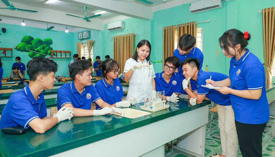 Hiệu trưởng có thể tuyển dụng giáo viên: Cần thực tâm, thực tài 1 Cô và trò Trường THPT Kim Ngọc (Phú Thọ) trong giờ thực hành môn Hóa học. Ảnh: Đình Tuệ