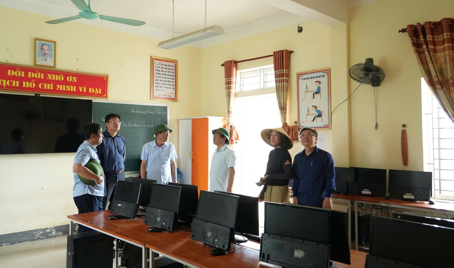 Đoàn công tác Sở GD&ĐT Nghệ An kiểm tra cơ sở vật chất trường học sau lũ tại phường Cửa Lò. Ảnh: Hồ Lài bao-dam-viec-day-va-hoc-o-vung-lu-1-928.jpg
