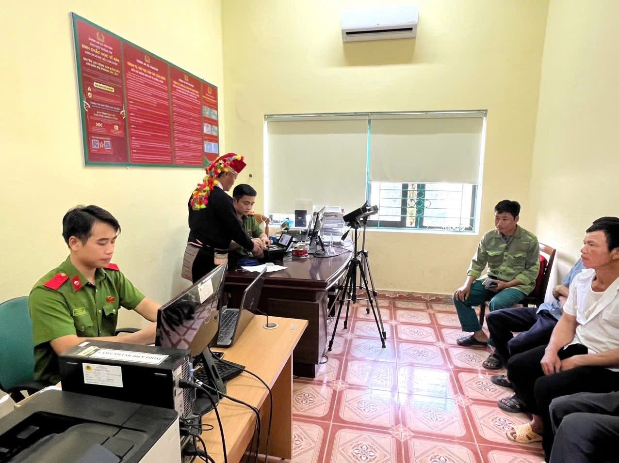 Công an Văn Bàn hỗ trợ cấp lại giấy tờ miễn phí cho người dân vùng lũ 2 9C55535C 7266 4898 A012 F988B2FE252E