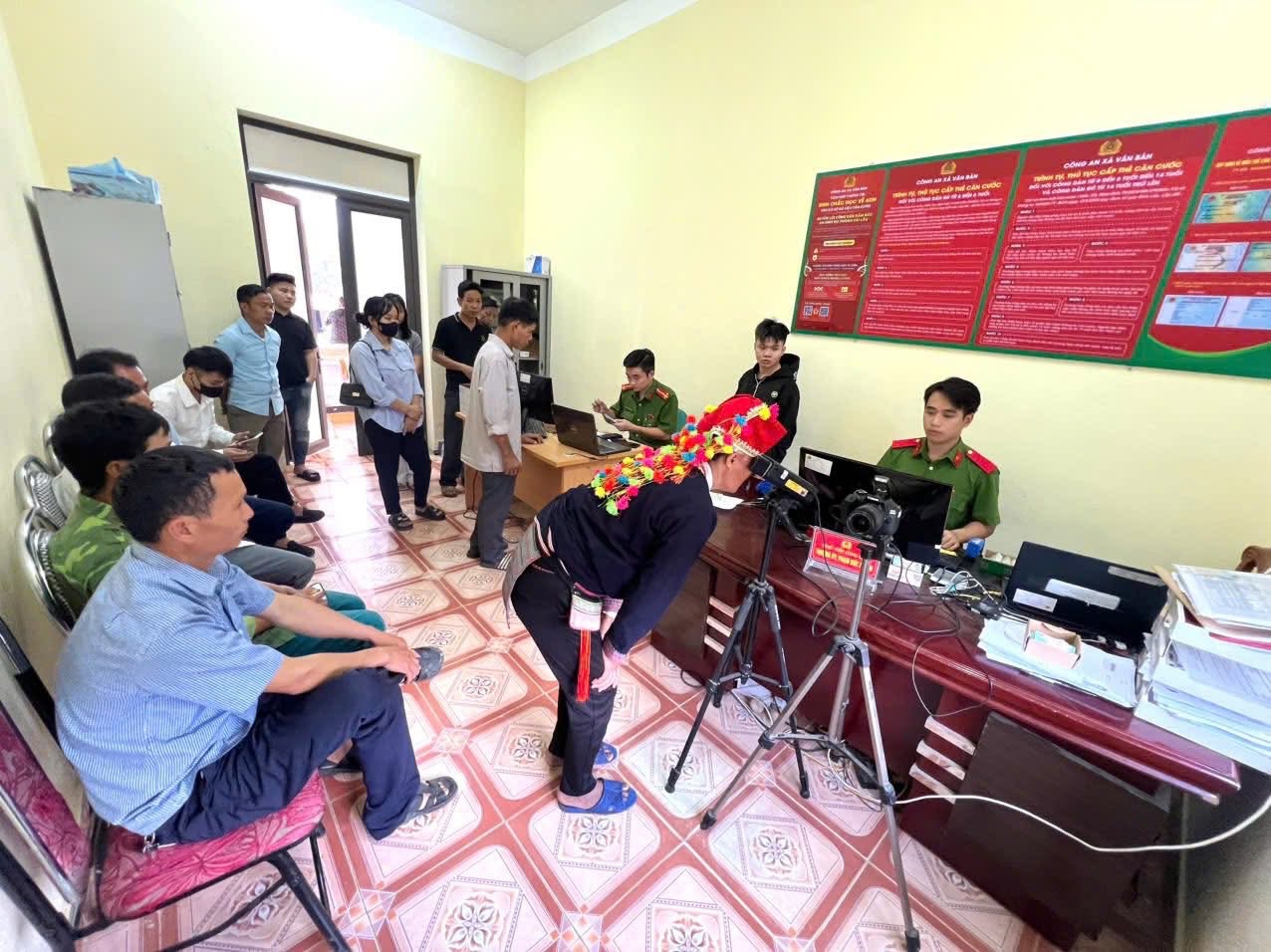Công an Văn Bàn hỗ trợ cấp lại giấy tờ miễn phí cho người dân vùng lũ 1 9DDA6E65 8FBE 4CAD 9CAC 6B456F37B4AC