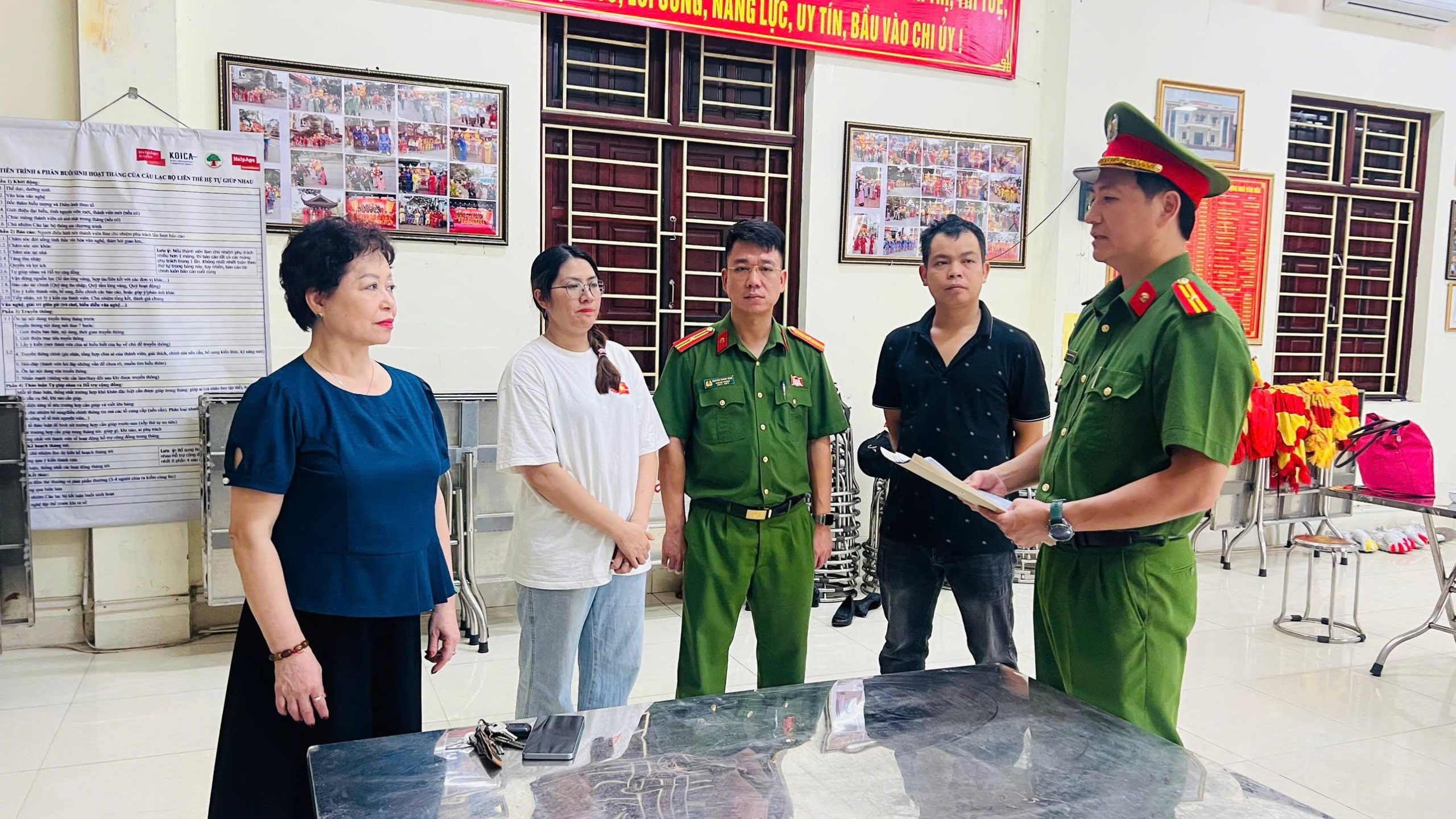 Anh 1. Co quan Canh sat dieu tra Cong an tinh Lao Cai thi hanh lenh kham xet noi o cua doi tuong Tran Thi Dung scaled