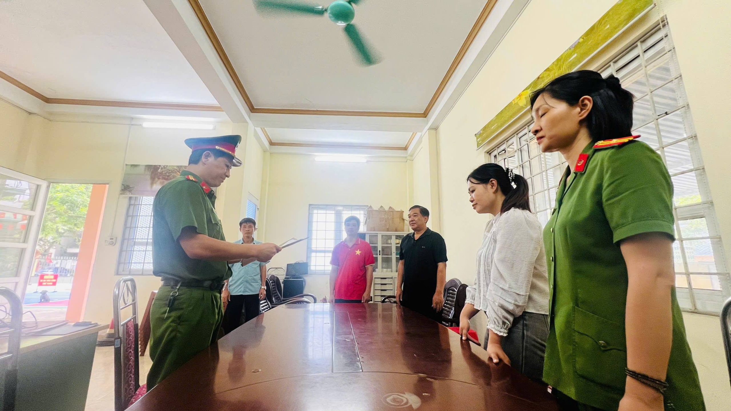 Anh 1. Co quan Canh sat dieu tra ra quyet dinh khoi to vu an khoi to bi can va cam di khoi noi cu tru voi Pham Thi Thuy scaled