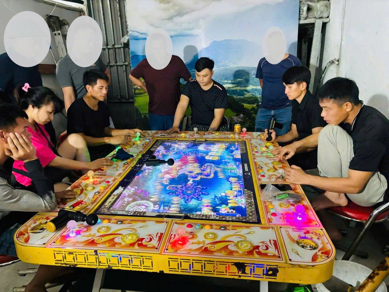Anh 1. Hien truong noi cac doi tuong dang say me choi game ban ca duoc thua bang tien