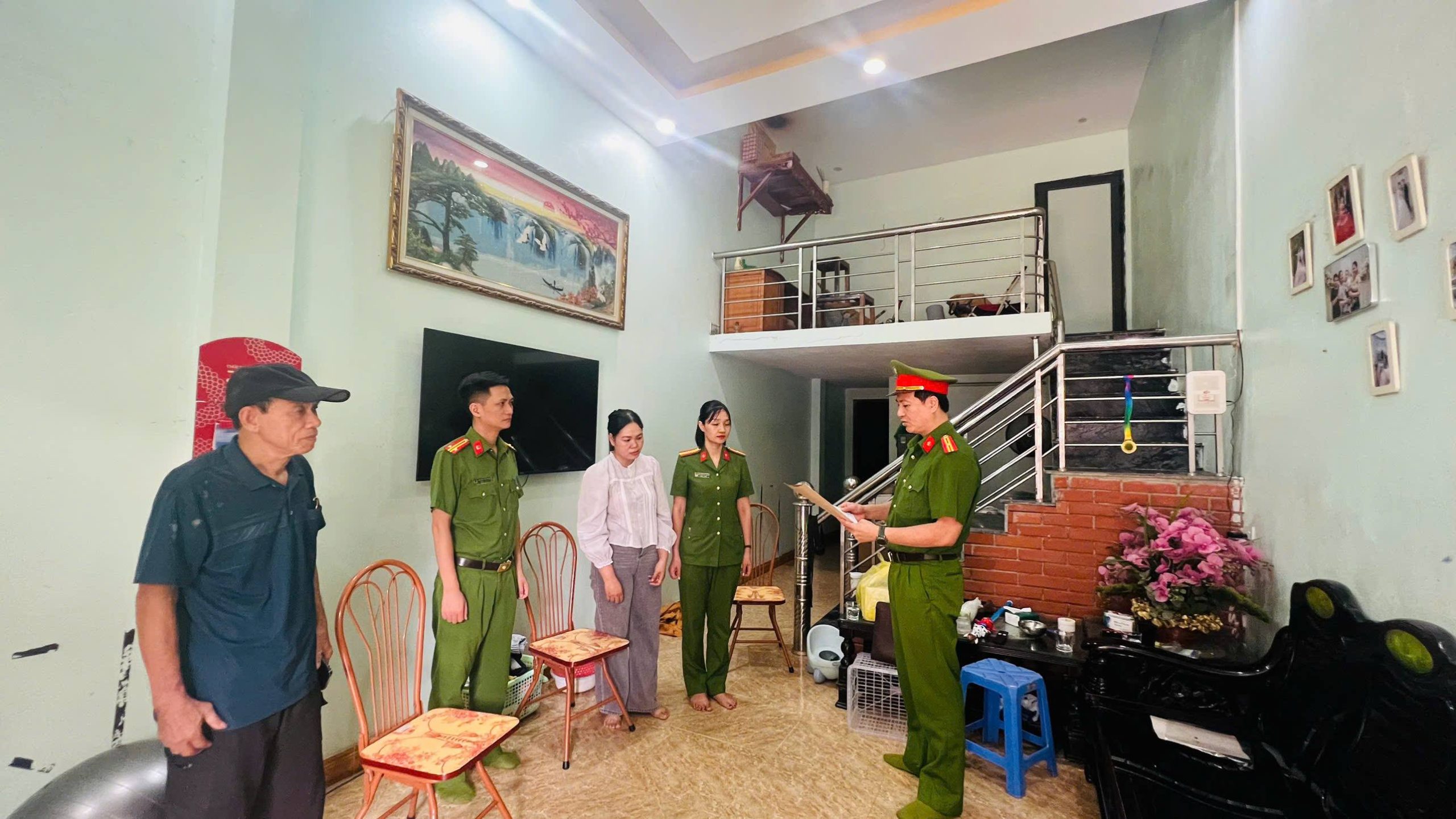 Anh 2. Thi hanh lenh kham xet noi o cua Pham Thi Thuy scaled