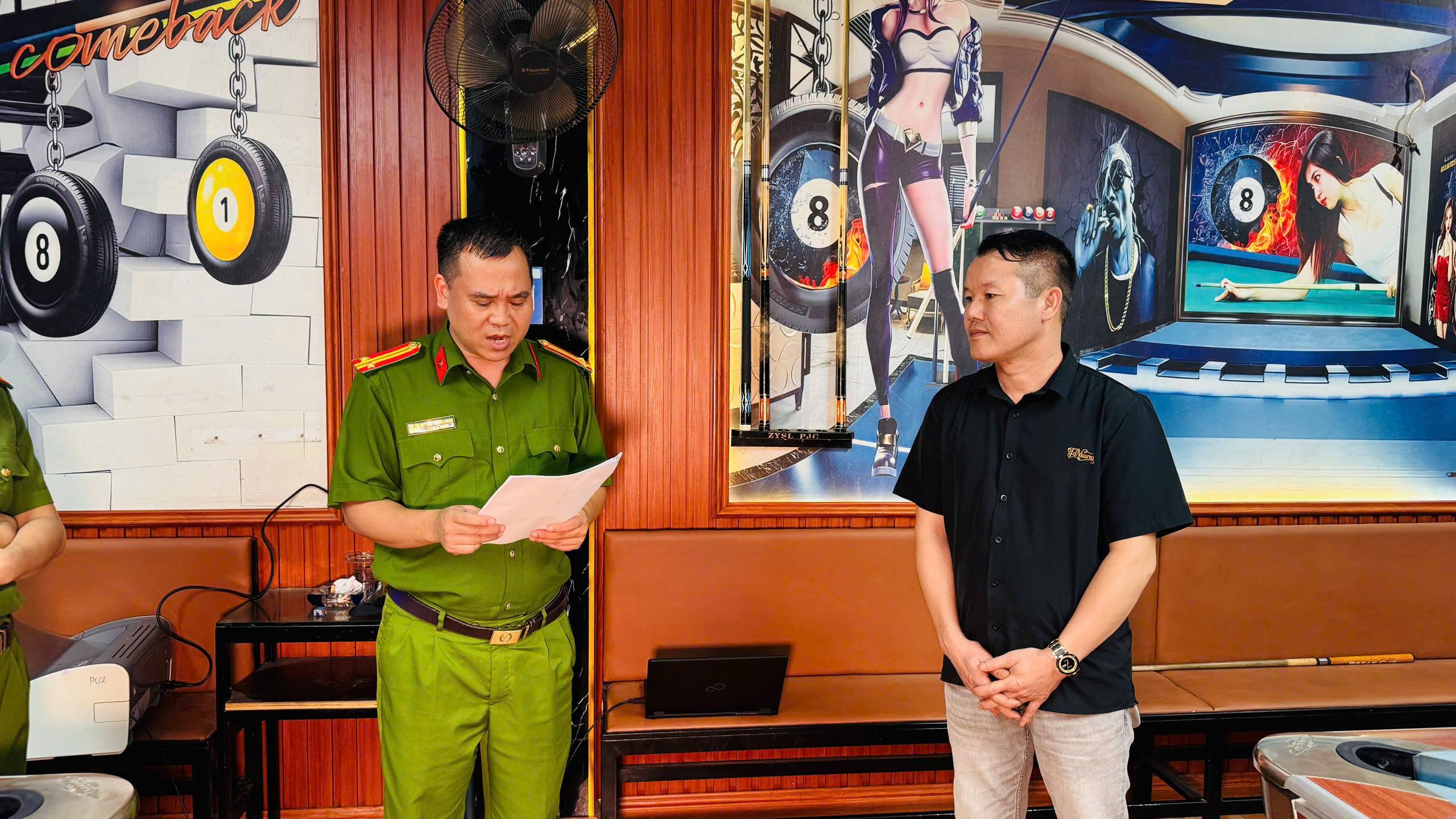 Anh 3. Co quan Canh sat dieu tra thi hanh lenh kham xet noi o cua doi tuong Nguyen Van Hung