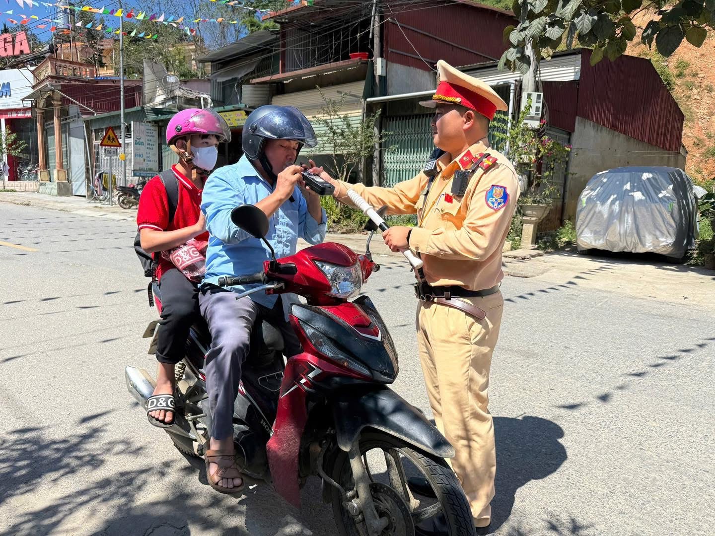 CSGT Lào Cai tăng cường kiểm tra nồng độ cồn: Hành động vì an toàn và văn hóa giao thông 4 BAED7A8E BCE2 413E B31B 64ED810E0426
