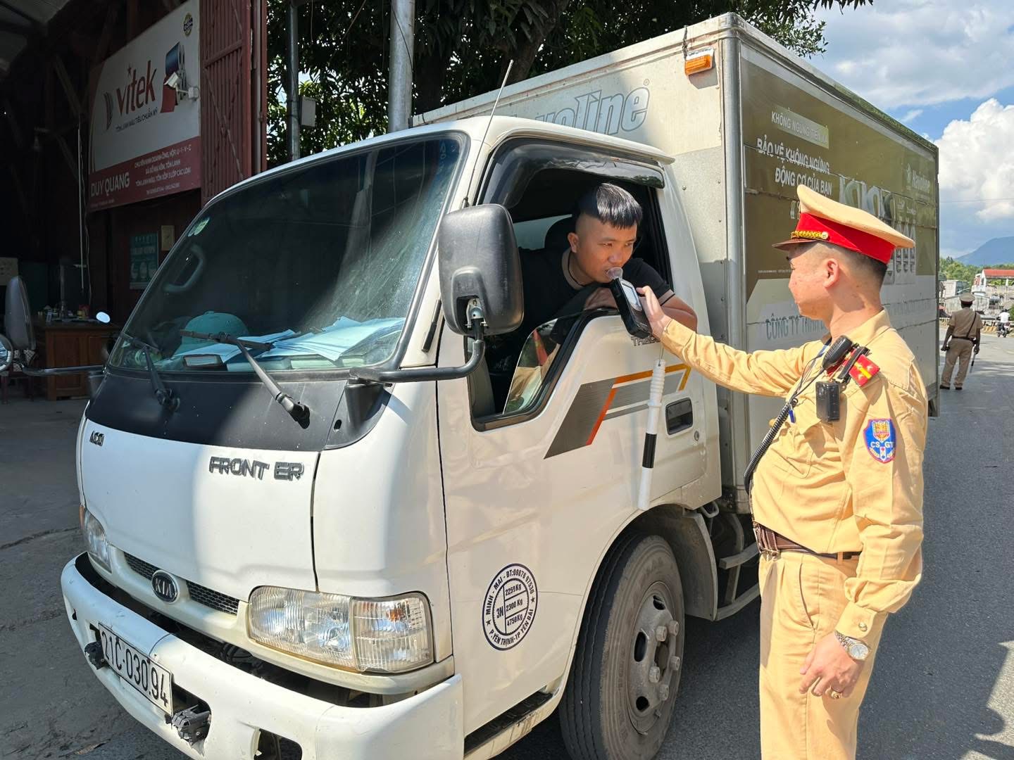 CSGT Lào Cai tăng cường kiểm tra nồng độ cồn: Hành động vì an toàn và văn hóa giao thông 5 BE3AA83A 9E3E 42CE B9FF 7D76B90ADFFE