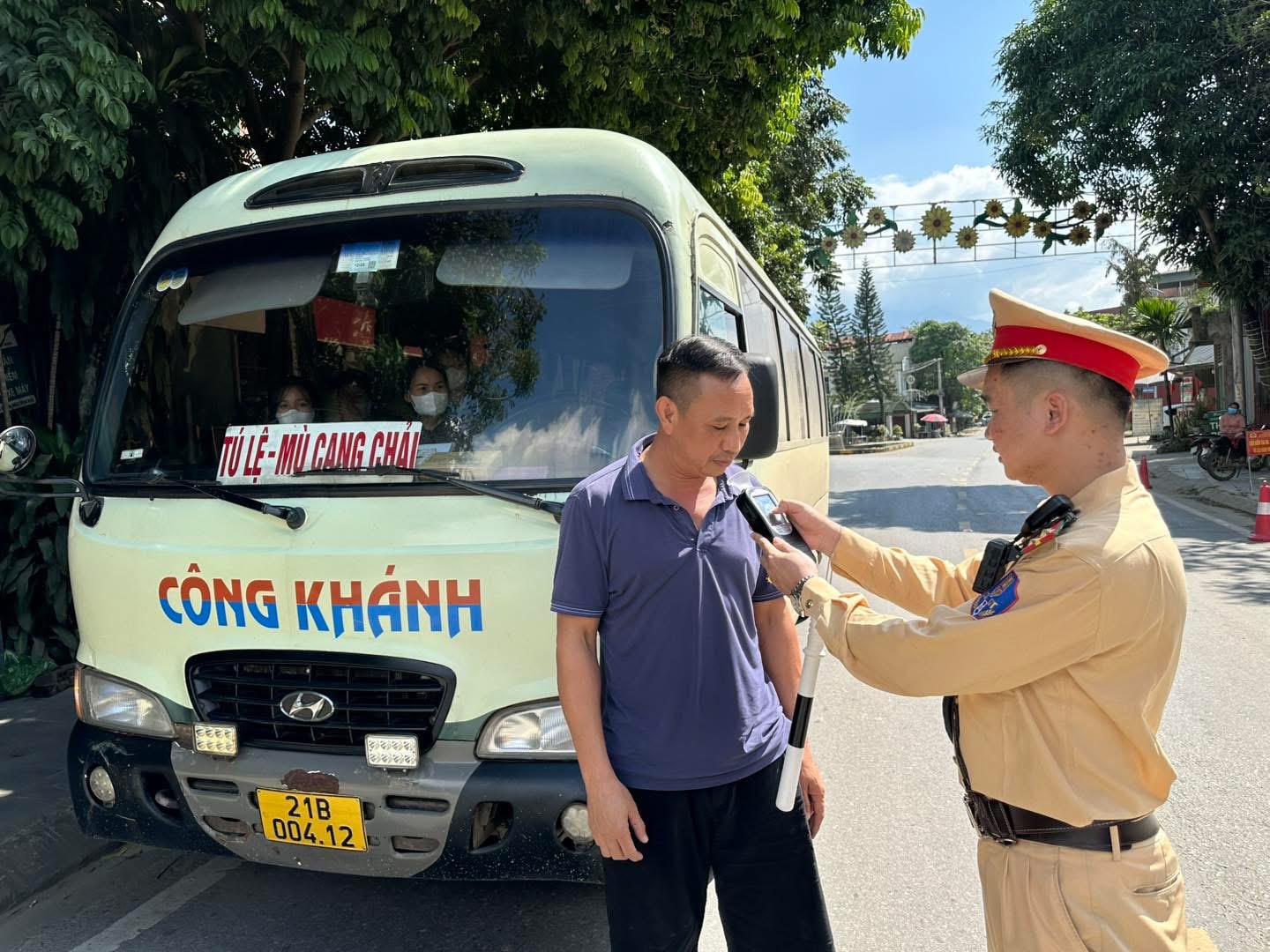 CSGT Lào Cai tăng cường kiểm tra nồng độ cồn: Hành động vì an toàn và văn hóa giao thông 6 DA48CC86 9F94 4C22 882E 0DC22499BF2C