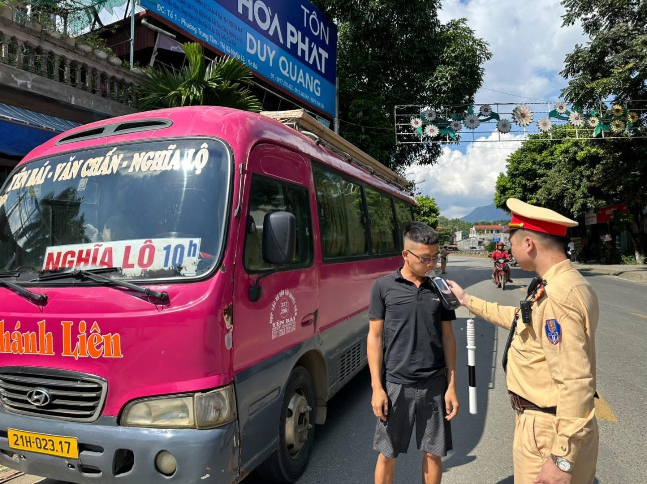 CSGT Lào Cai tăng cường kiểm tra nồng độ cồn: Hành động vì an toàn và văn hóa giao thông 2 DCB4942A 4DF0 417F B9C5 66D14202F5C7