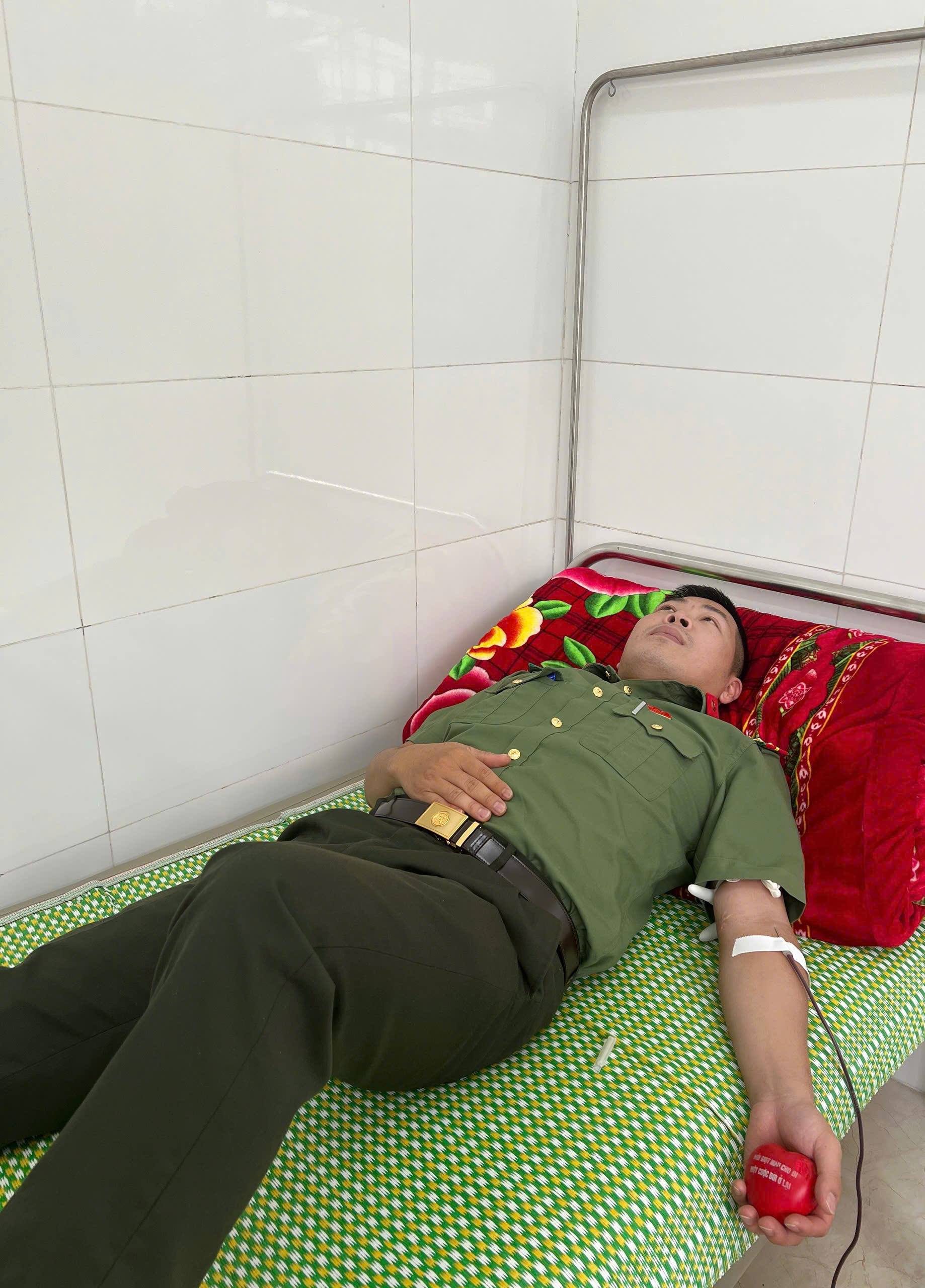 Hiến máu cứu người – nghĩa cử cao đẹp của cán bộ Công an xã Si Ma Cai 1 Dai uy Giang Xuan Ha hien mau cap cuu nguoi benh tai benh vien da khoa khu vuc Si Ma Cai
