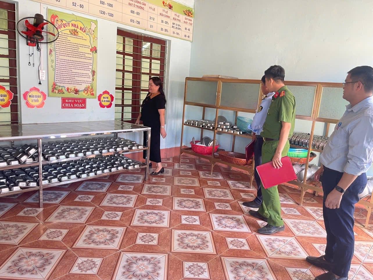 Văn Bàn: Kiểm tra đột xuất an toàn thực phẩm tại 4 trường học, quyết tâm bảo vệ sức khỏe học sinh 6 FC170271 6DAF 4357 98FA 0BC8D7693218