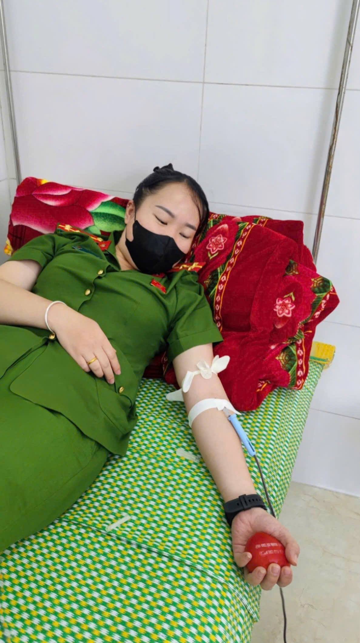 Hiến máu cứu người – nghĩa cử cao đẹp của cán bộ Công an xã Si Ma Cai 2 Thuong uy Hoang Thi Ben Thuy nhanh chong co mat tai benh vien lam xet nghiem hien mau cho benh nhan