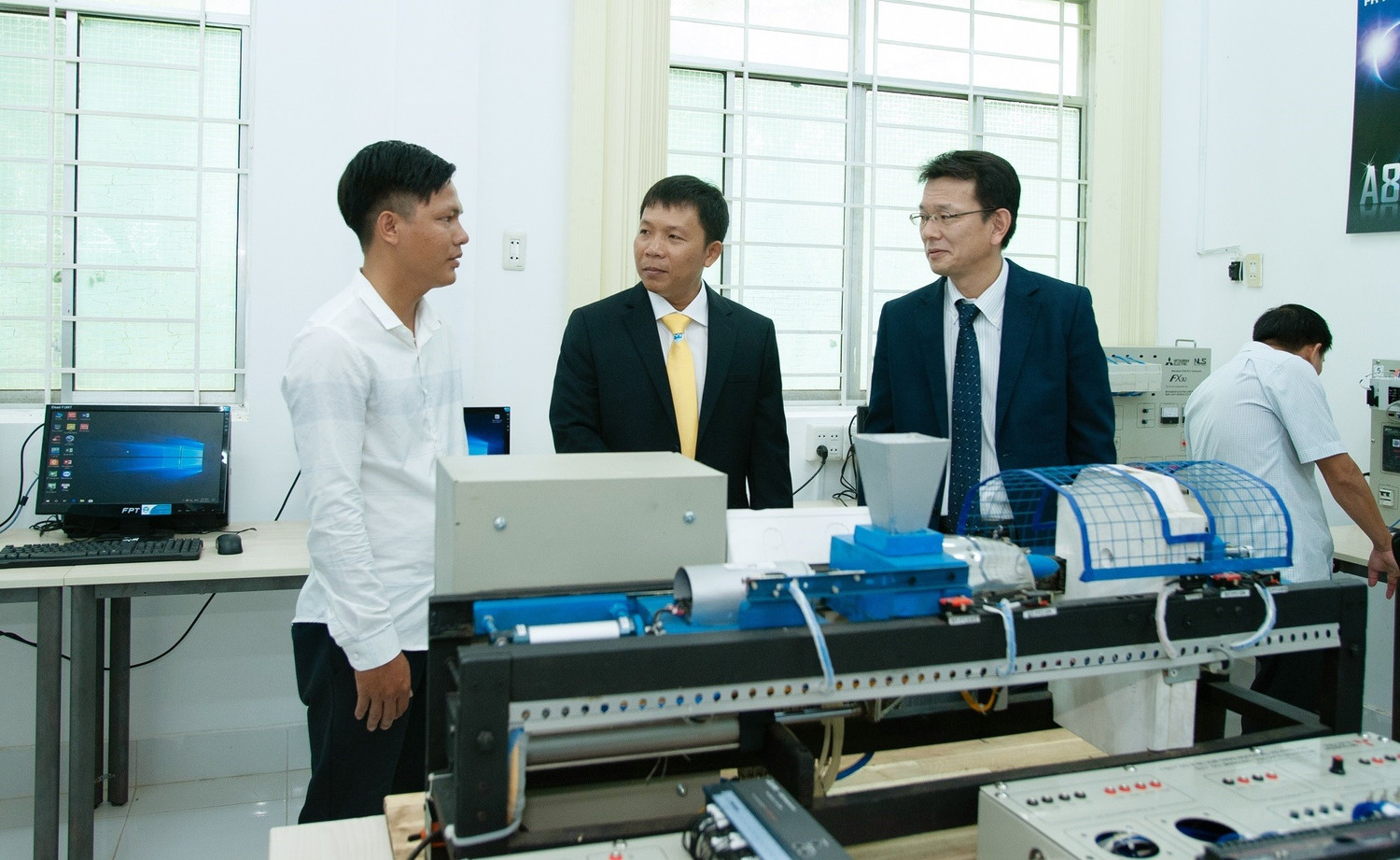 Lãnh đạo, chuyên gia Trường Đại học Trà Vinh thăm phòng thí nghiệm Kỹ thuật công nghệ. Ảnh: Q. Ngữ lam-ro-tieu-chi-3.jpg