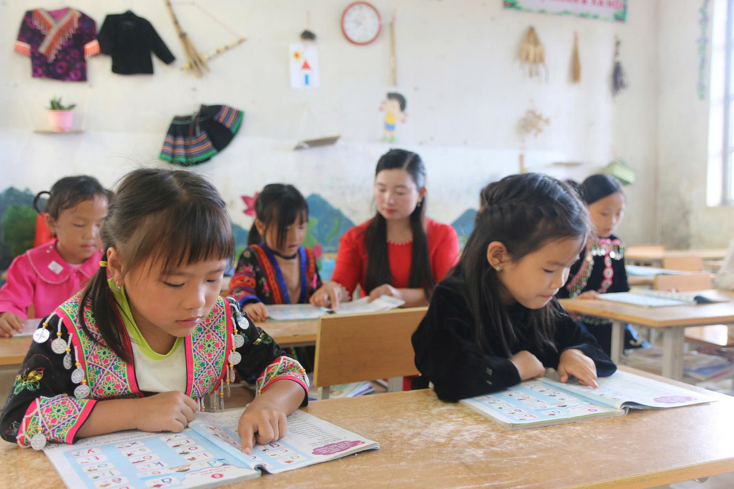Học sinh Trường PTDTBT Tiểu học Làng Mô, xã Tủa Sín Chải (Lai Châu). bao-dam-viec-day-va-hoc-o-vung-lu-3.jpg