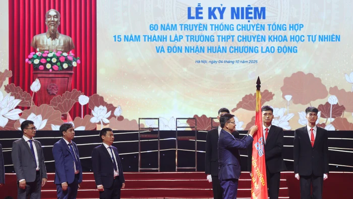 afc469590ecd4bda81da8d483c5e9acb vnu ky niem 60 nam truyen thong va 15 nam thanh lap chuyen khtn 21.jpg
