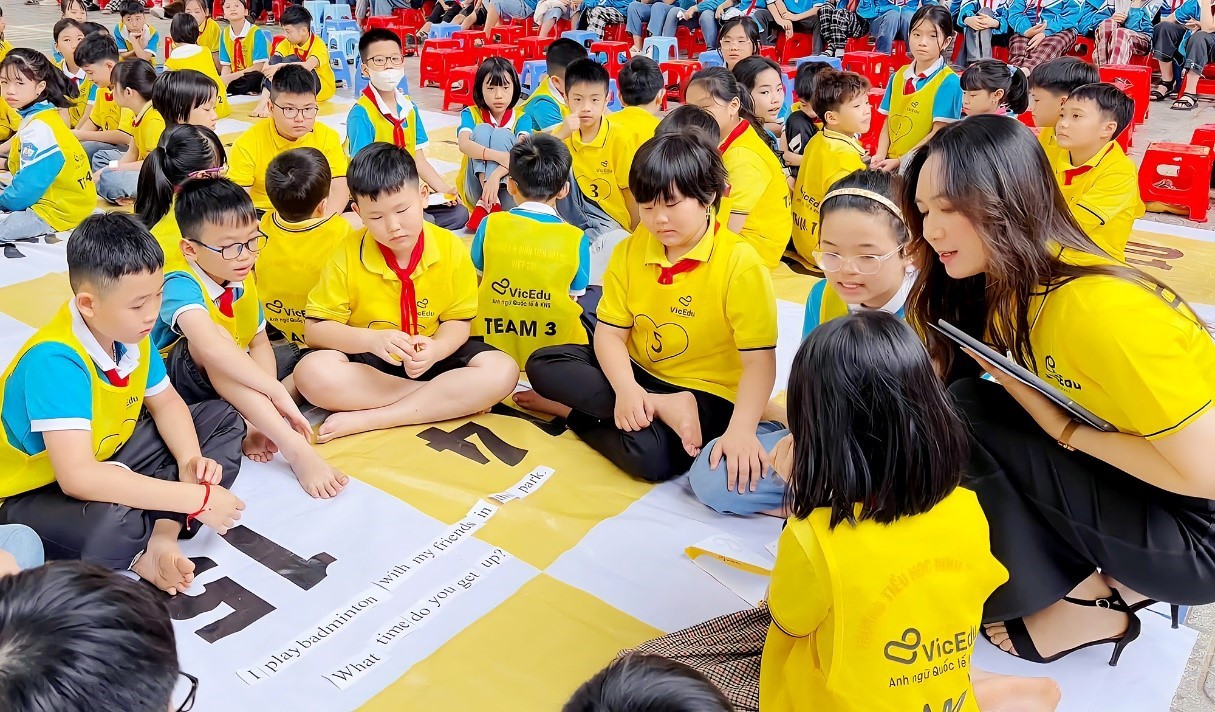 Trường Tiểu học Đinh Tiên Hoàng, phường Nông Trang (Phú Thọ) tổ chức chương trình ngoại khóa Tiếng Anh cho các em học sinh. 2-tieng-anh.jpg