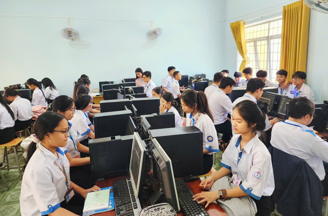 Thầy và trò Trường THPT Phan Chu Trinh - Cư Jút cùng nhau nỗ lực duy trì chất lượng giáo dục. pct2.jpg