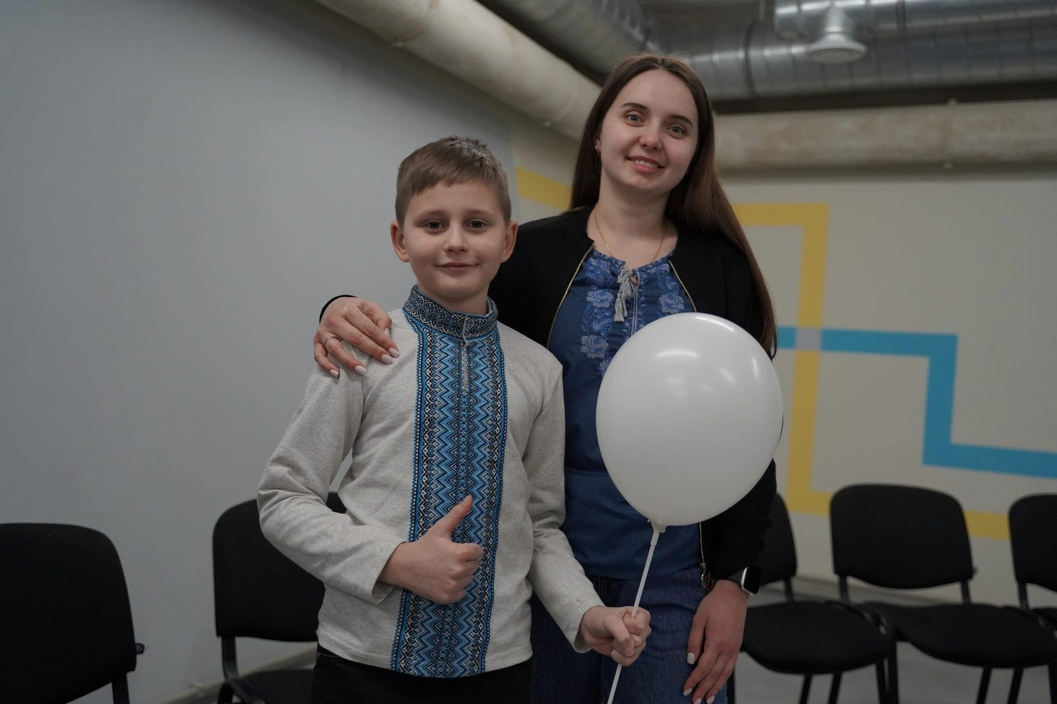 tre-em-ukraine-hoc-cach-giu-nu-cuoi-3.jpg