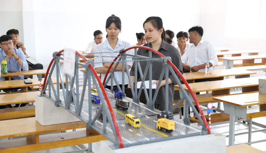 Tái cấu trúc trường đại học công lập: Làm rõ tiêu chí 1 Sinh viên Trường Đại học Trà Vinh thí nghiệm, thực hành thiết kế cầu đường. Ảnh: Q. Ngữ
