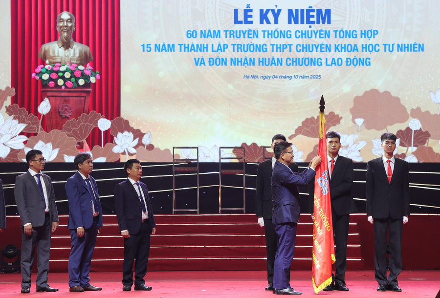 Phó Thủ tướng gắn Huân chương Lao động lên Lá cờ truyền thống của Trường THPT Chuyên Khoa học Tự nhiên.