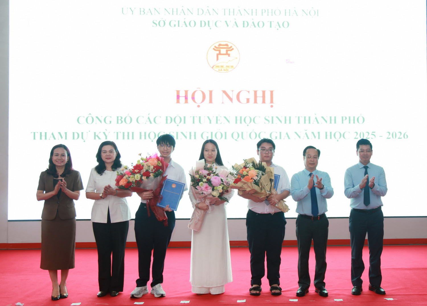 Lãnh đạo Sở GD&ĐT Hà Nội chúc mừng 3 học sinh đạt thành tích cao tại kỳ thi Olympic quốc tế năm 2025. img-0325.jpg